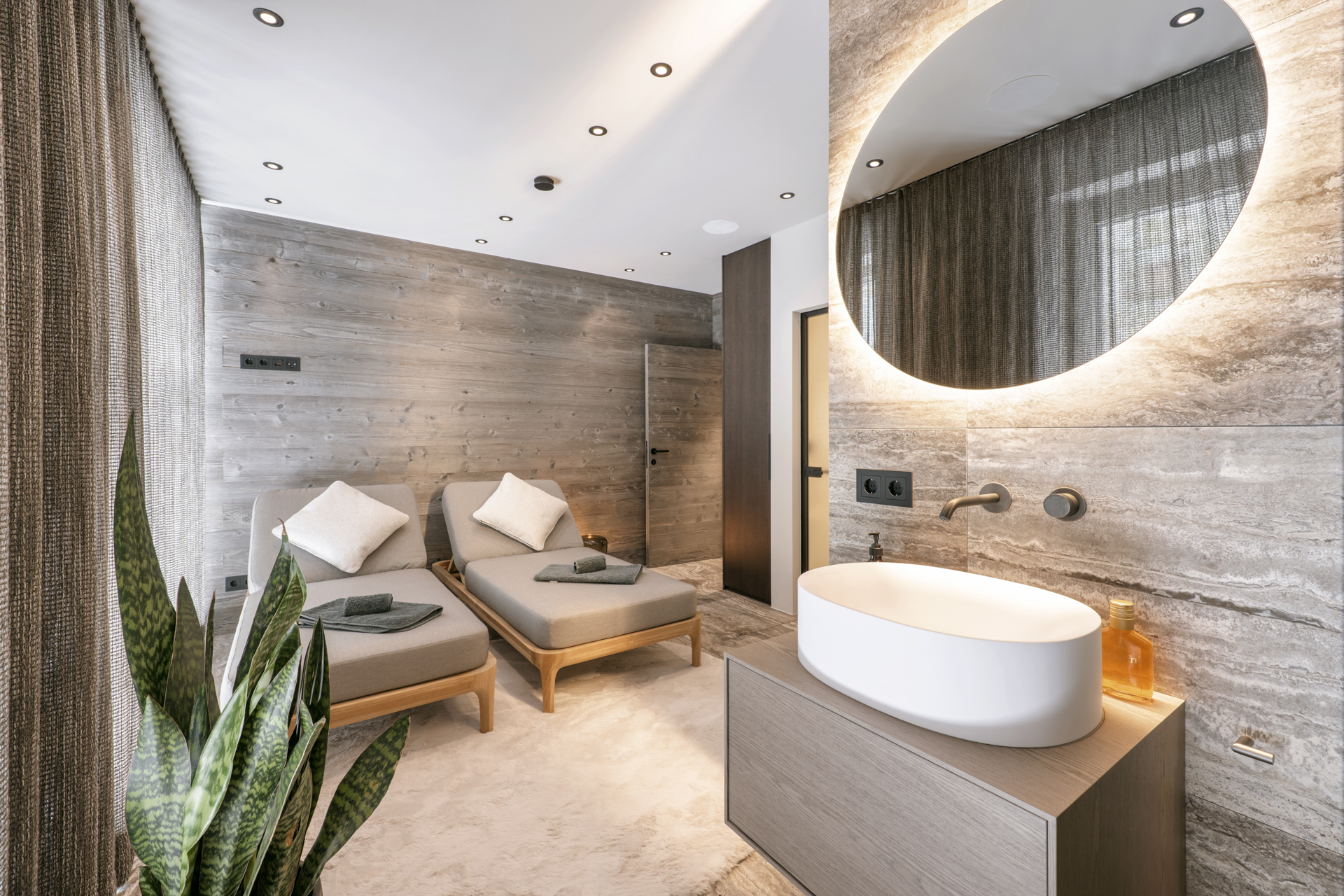 Sauna mit Holzverkleidung und Liegen