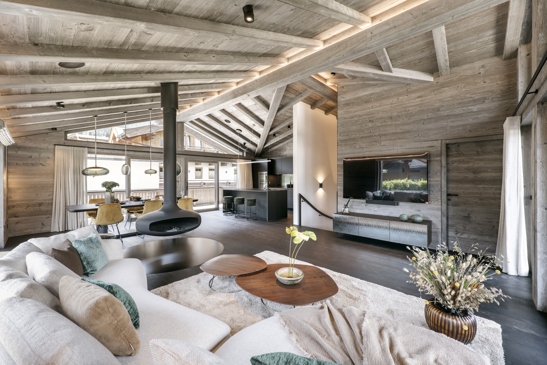 Wohnzimmer mit Holzverkleidung, Kamin und Bergblick