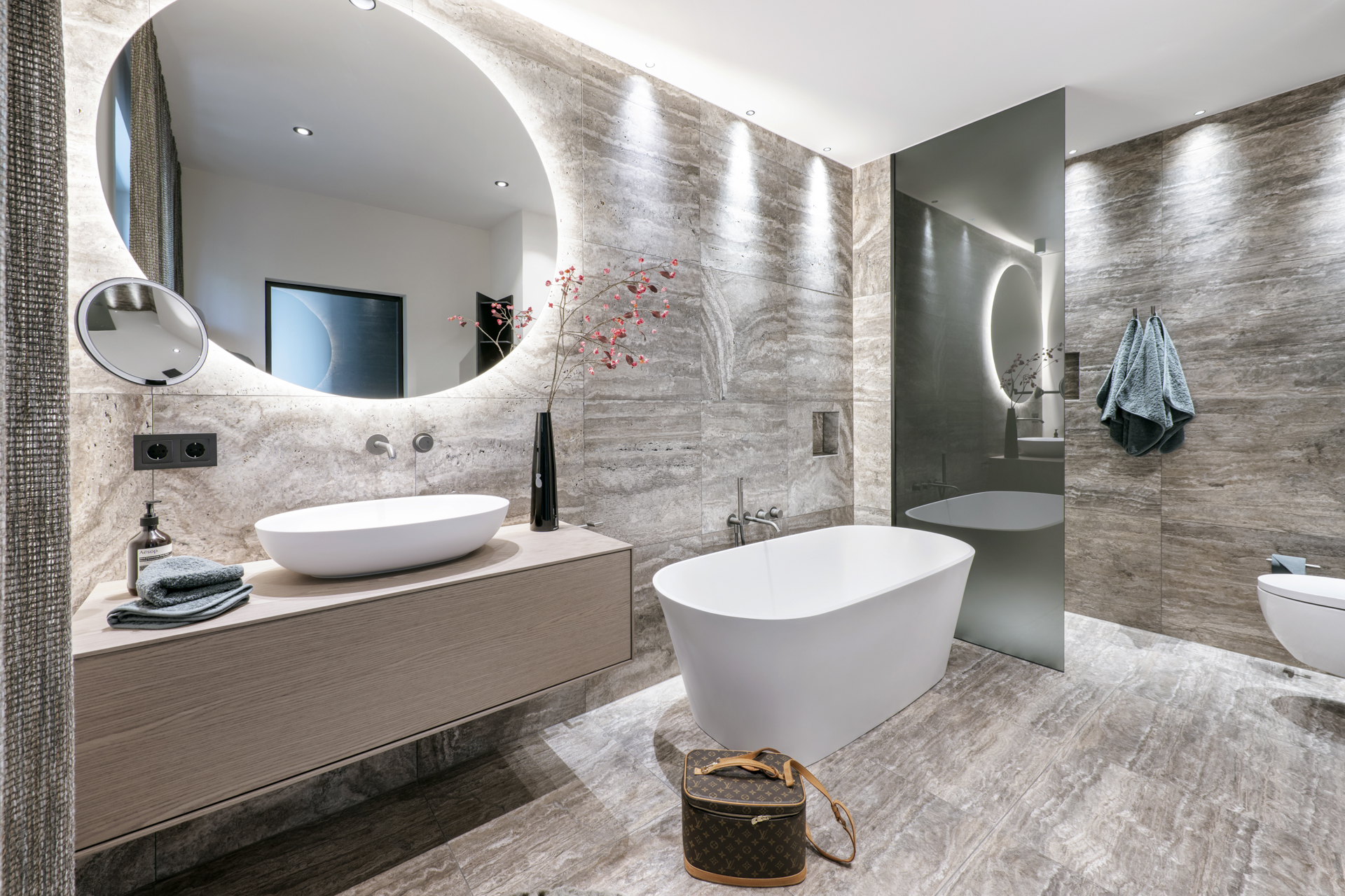 Badezimmer mit freistehender Badewanne und Blick ins Grüne