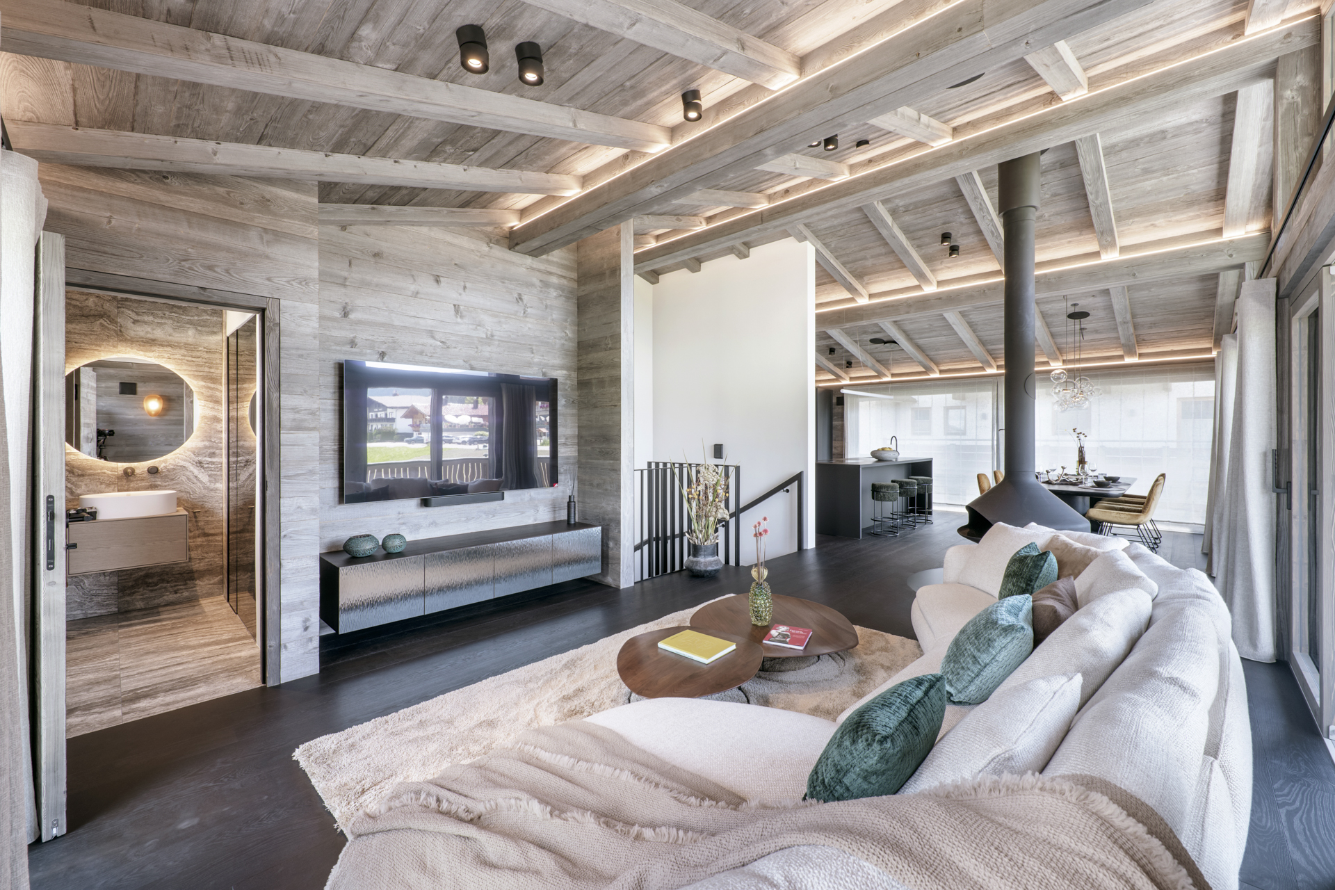 Treffauer Lodge – Wohnraum mit Kamin