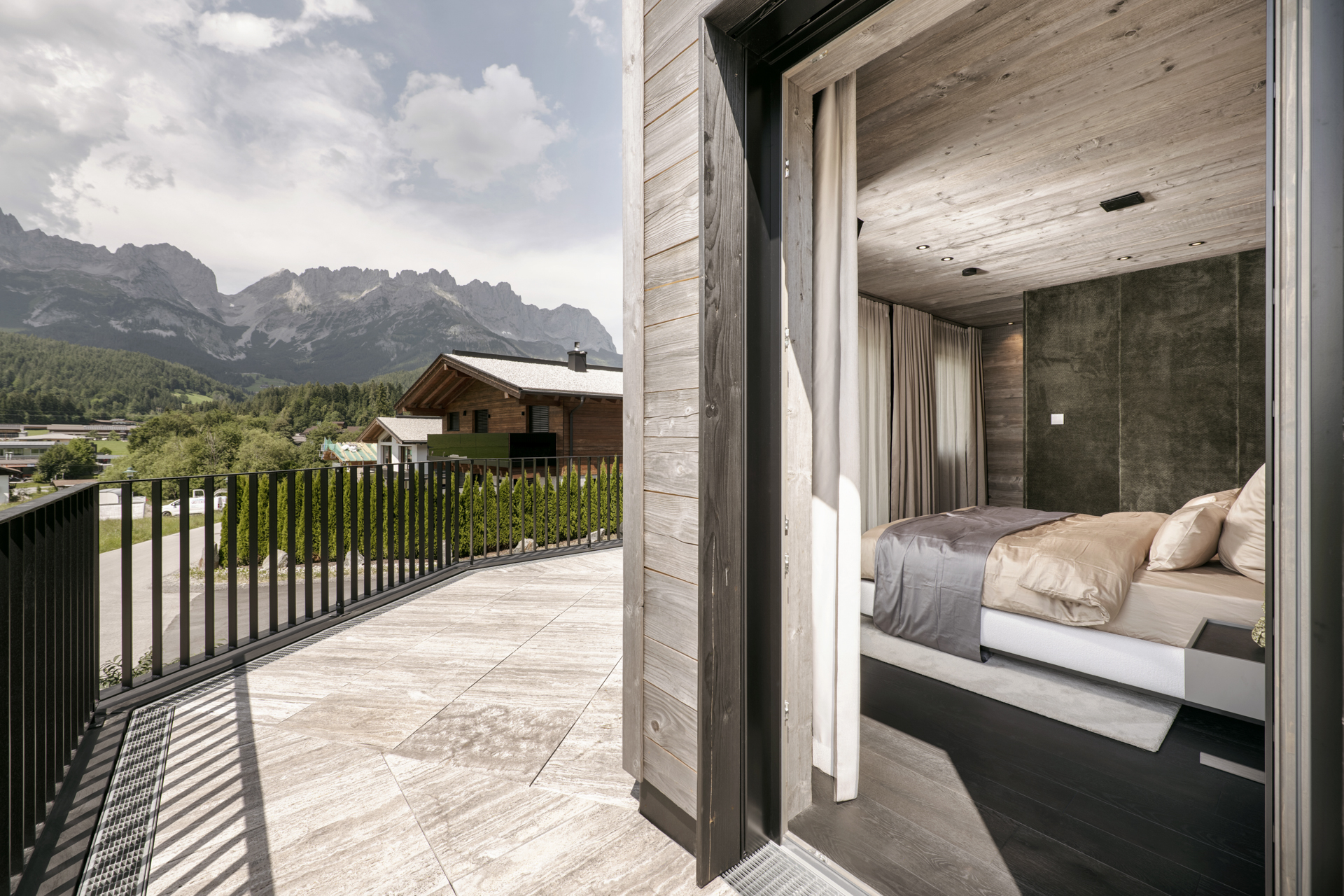 Treffauer Lodge – Terrasse mit Bergblick