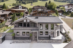 Maukspitz Lodge mit Bergkulisse