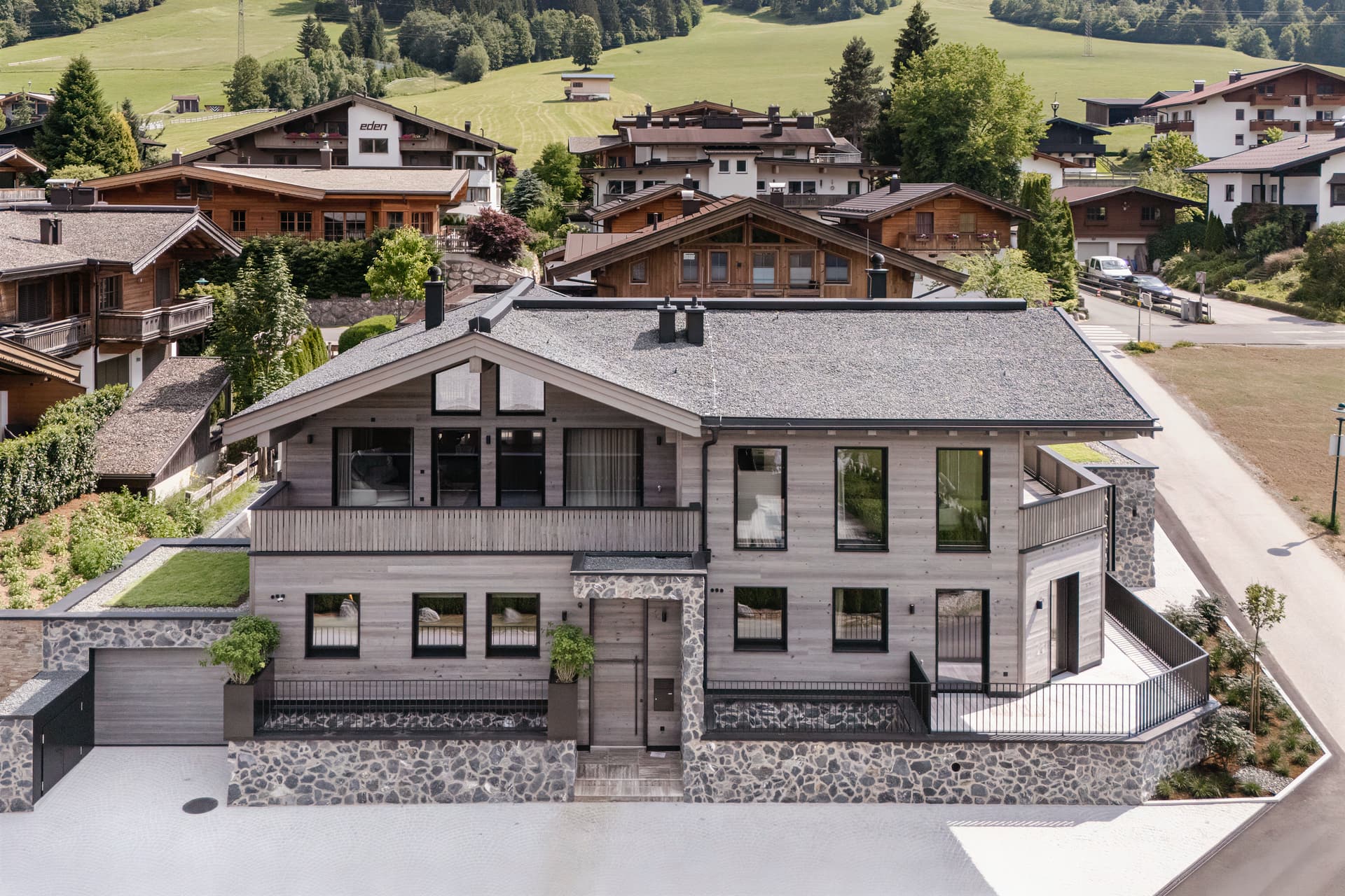 Außenansicht der beiden Chalet-Hälften vor den Bergen