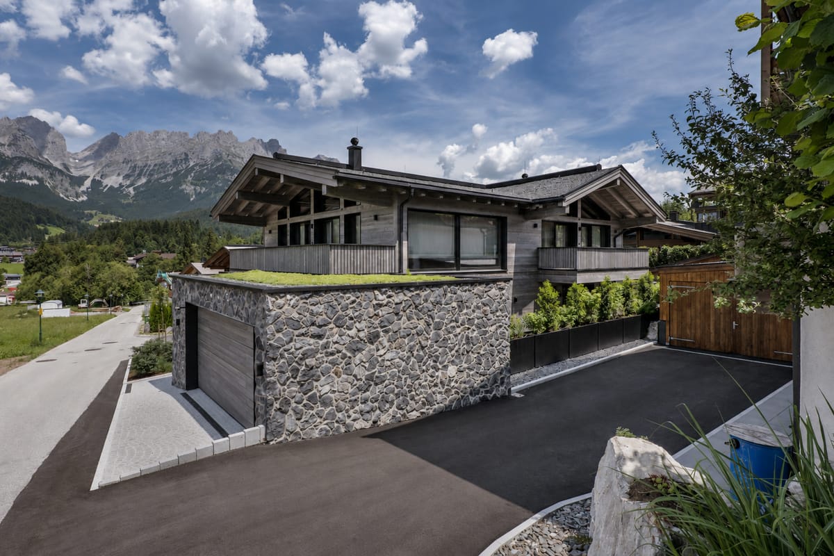 Rückansicht des Chalets mit Blick auf den Wilden Kaiser